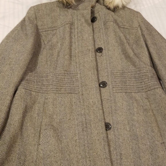 Trench coat with fur hoodie - Picture 4 of 8